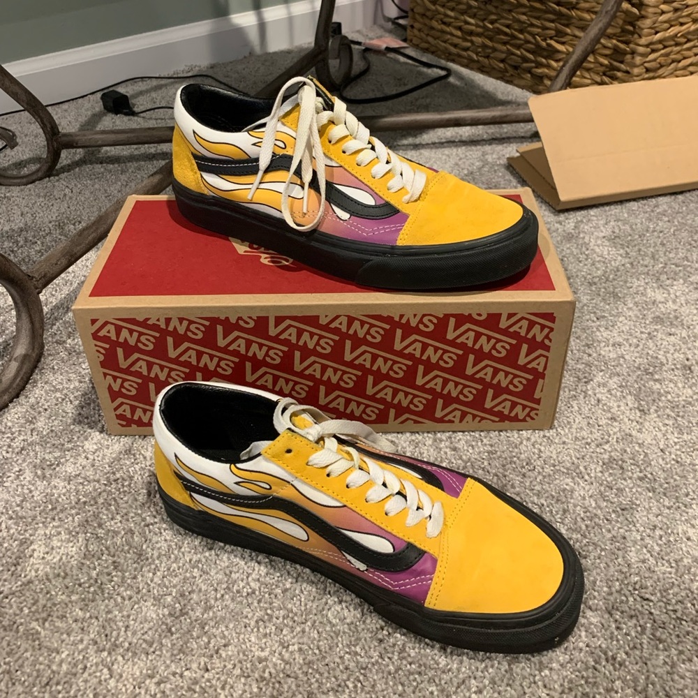 Size 8 in women’s, Size 6.5 in men’s Vans.